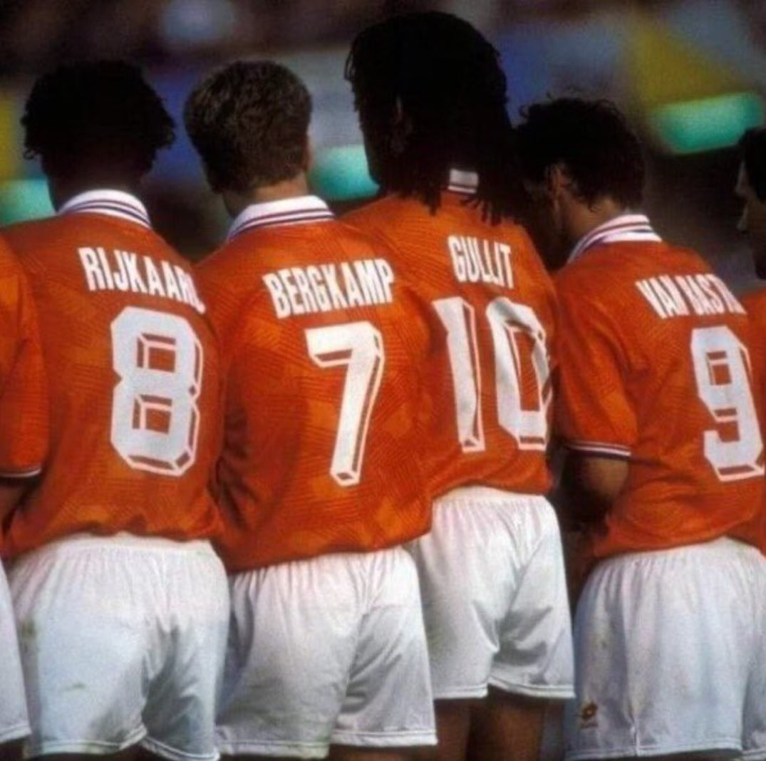荷兰足球的辉煌四人组：冰王子与三剑客的传奇